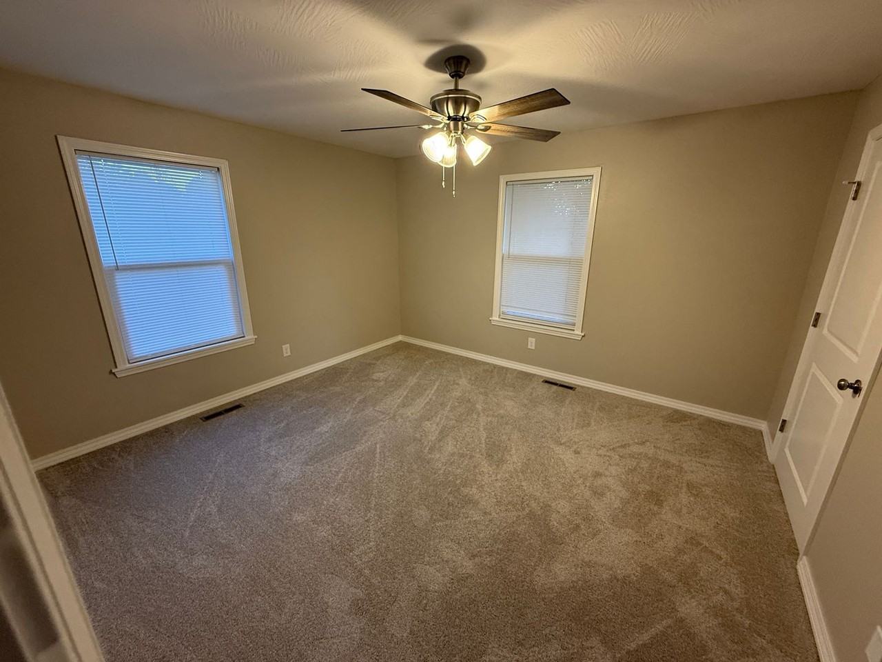 607 Aspen Dr - Photo 3 of 12