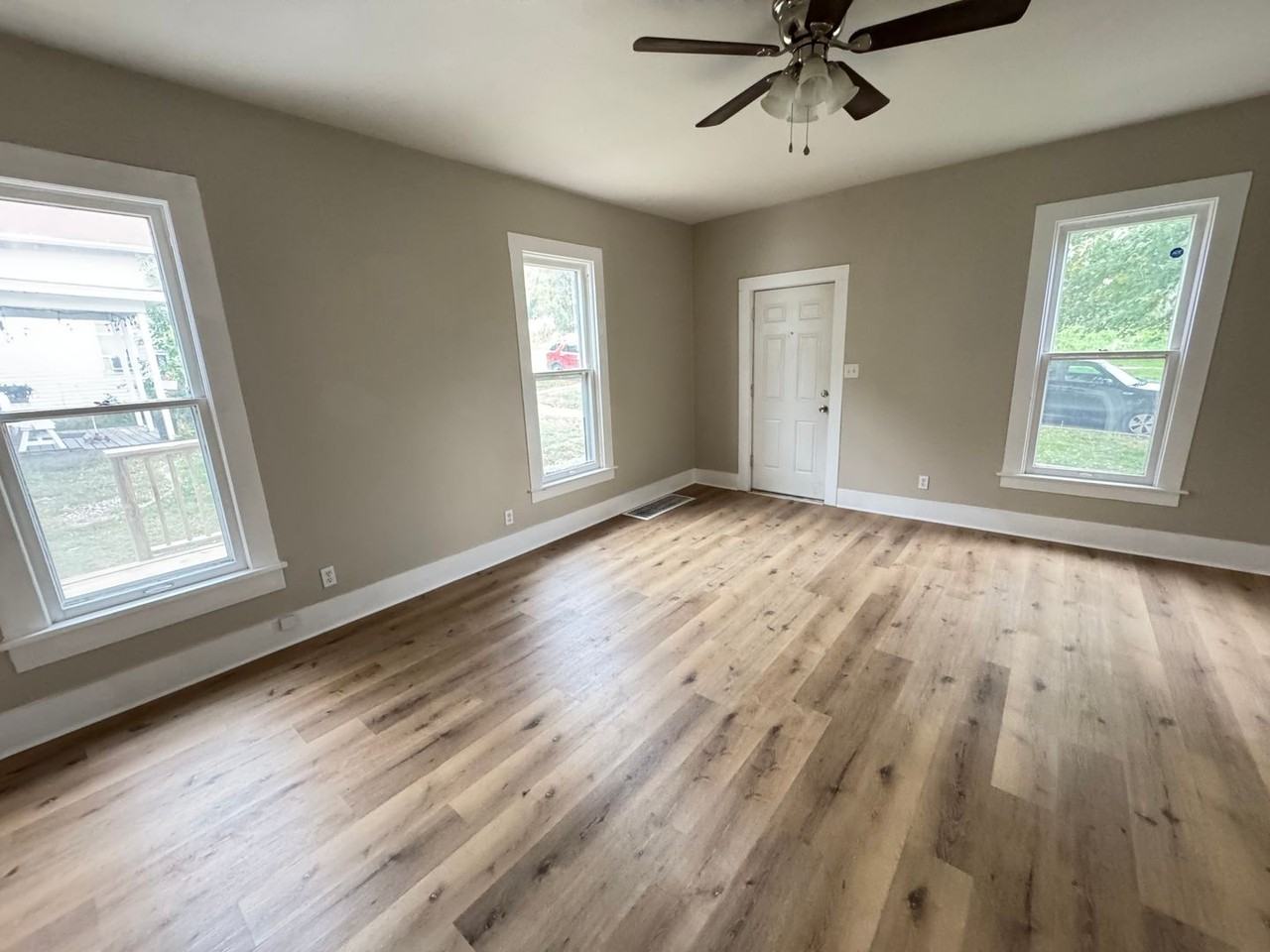 2723 8th Ave - Photo 2 of 7