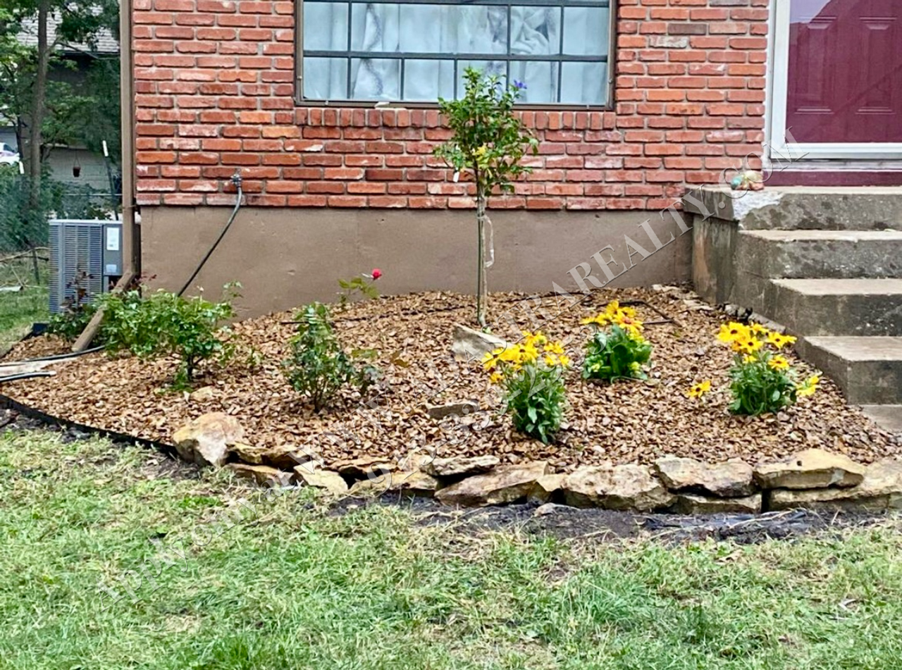 319 S Kenwood Ln - Photo 2 of 8