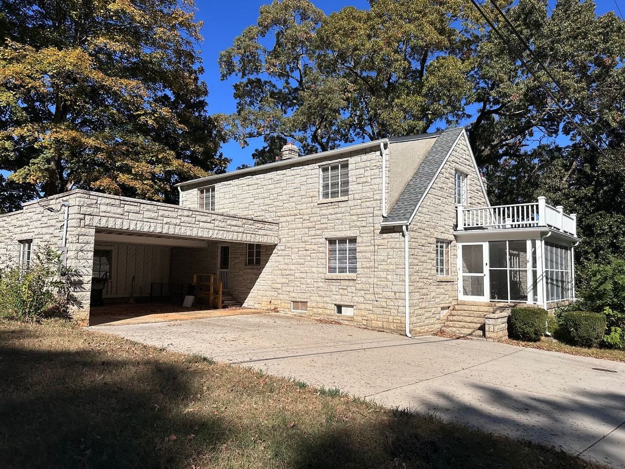 504 Parkview Drive - Photo 2 of 21