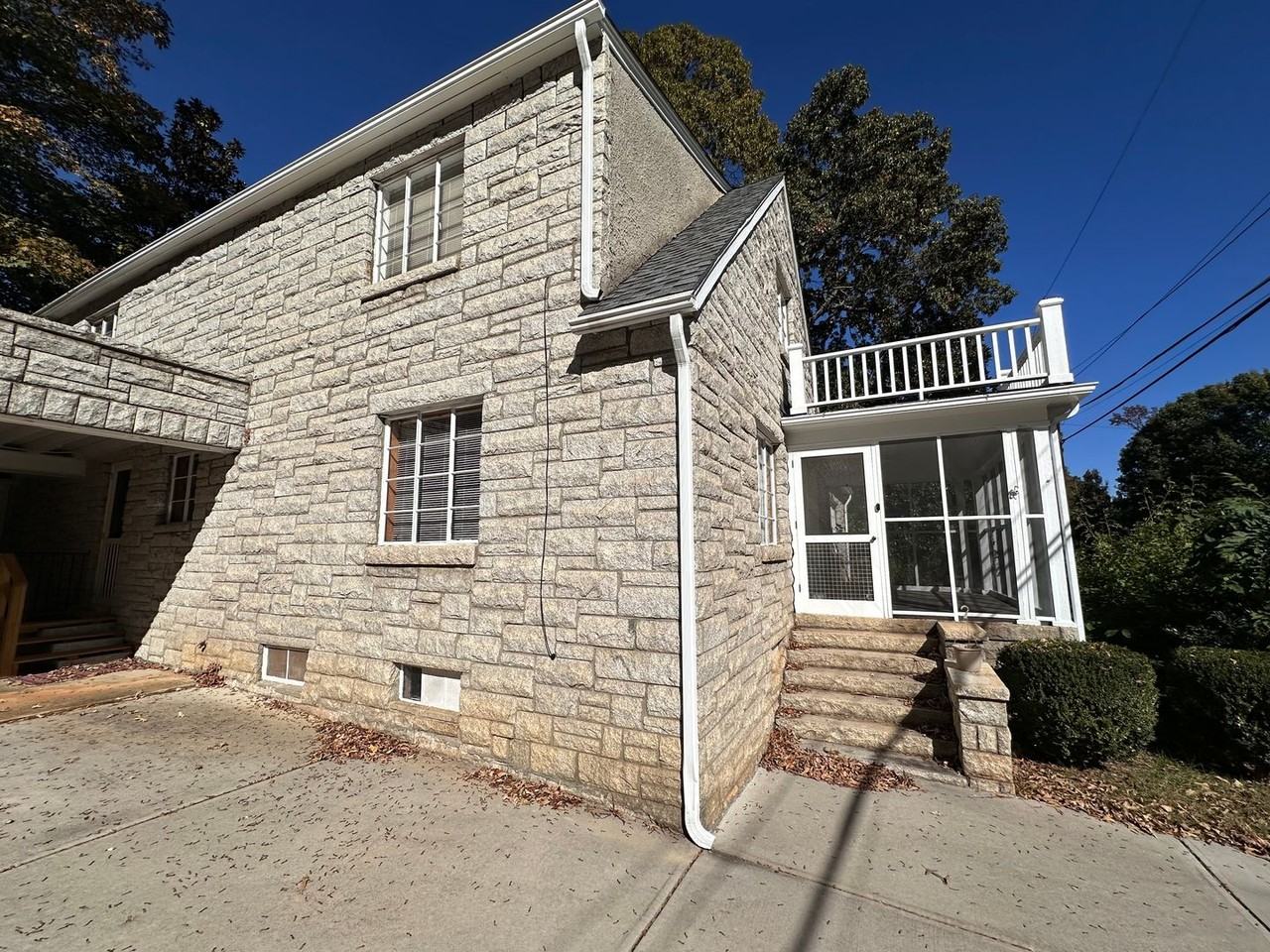 504 Parkview Drive - Photo 4 of 21