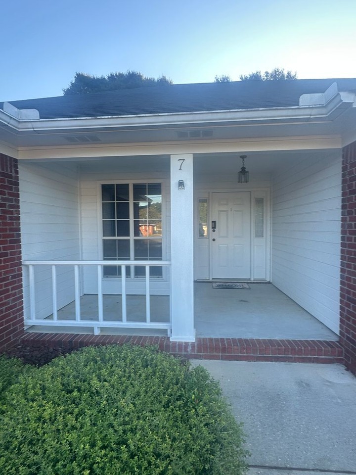 7 Stratford Ln - Photo 2 of 47