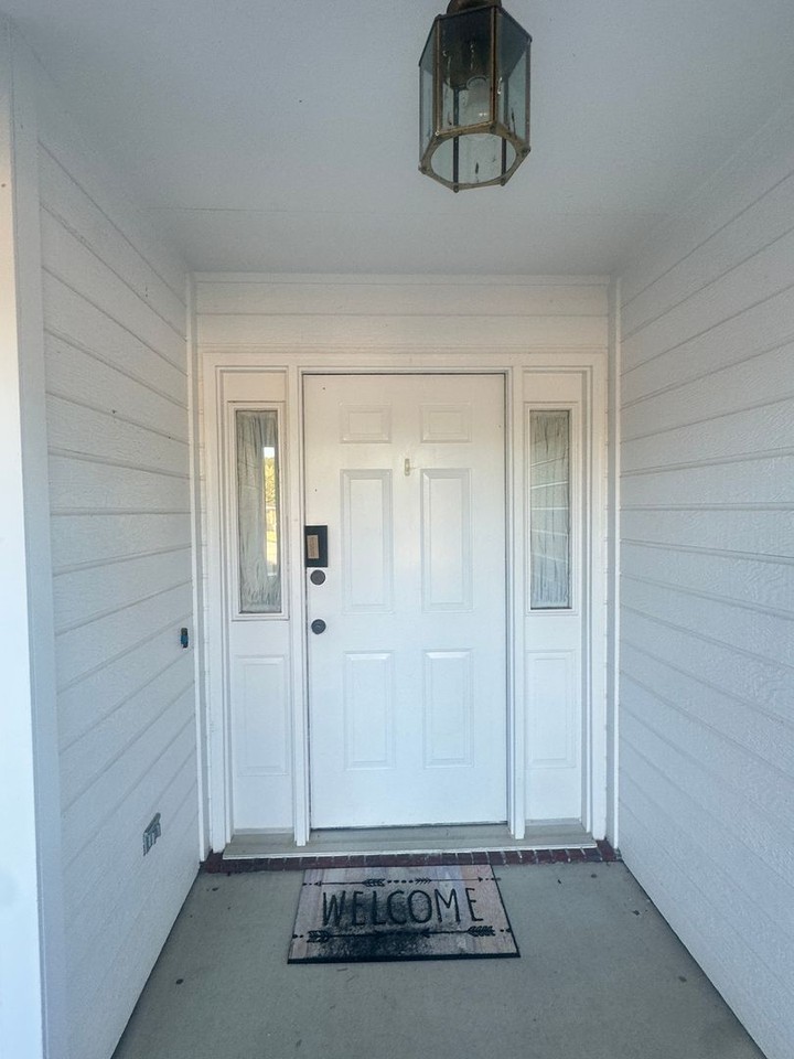 7 Stratford Ln - Photo 3 of 47