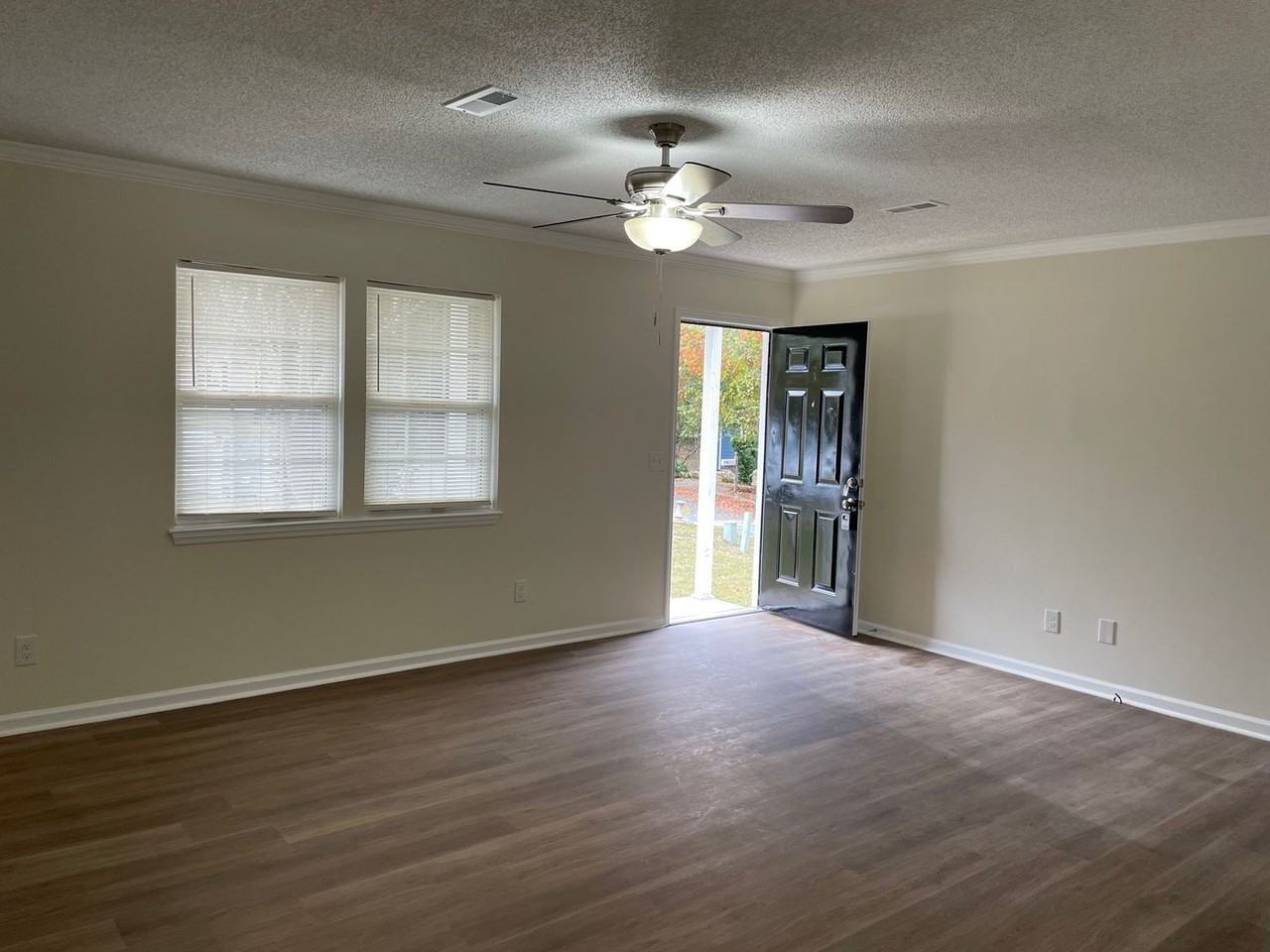 1006 Breezeway Court - Photo 2 of 16