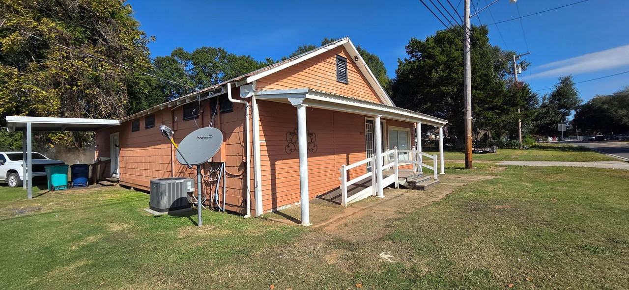 805 Saizan Ave - Photo 2 of 15