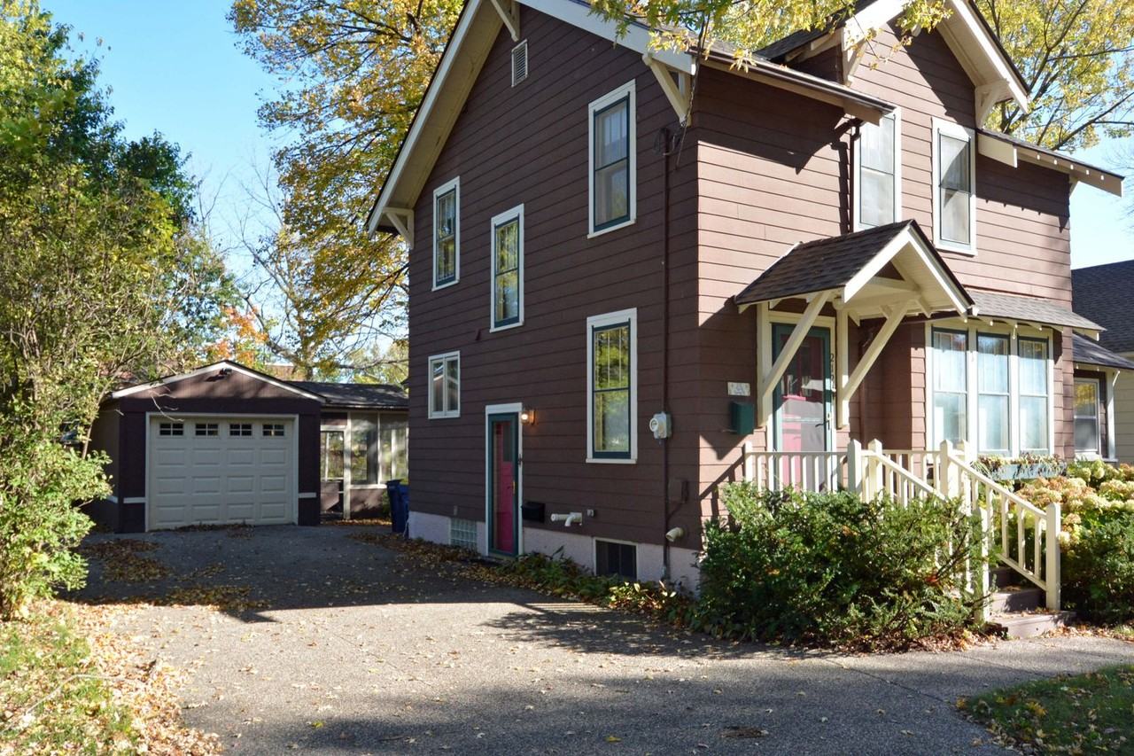 212 Spring St N - Photo 2 of 26