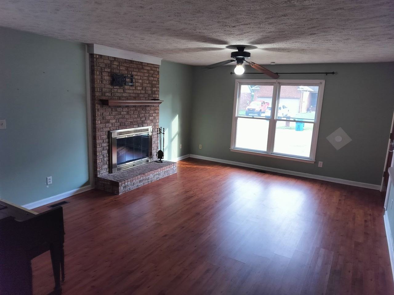 220 Fair Oaks Dr - Photo 2 of 17