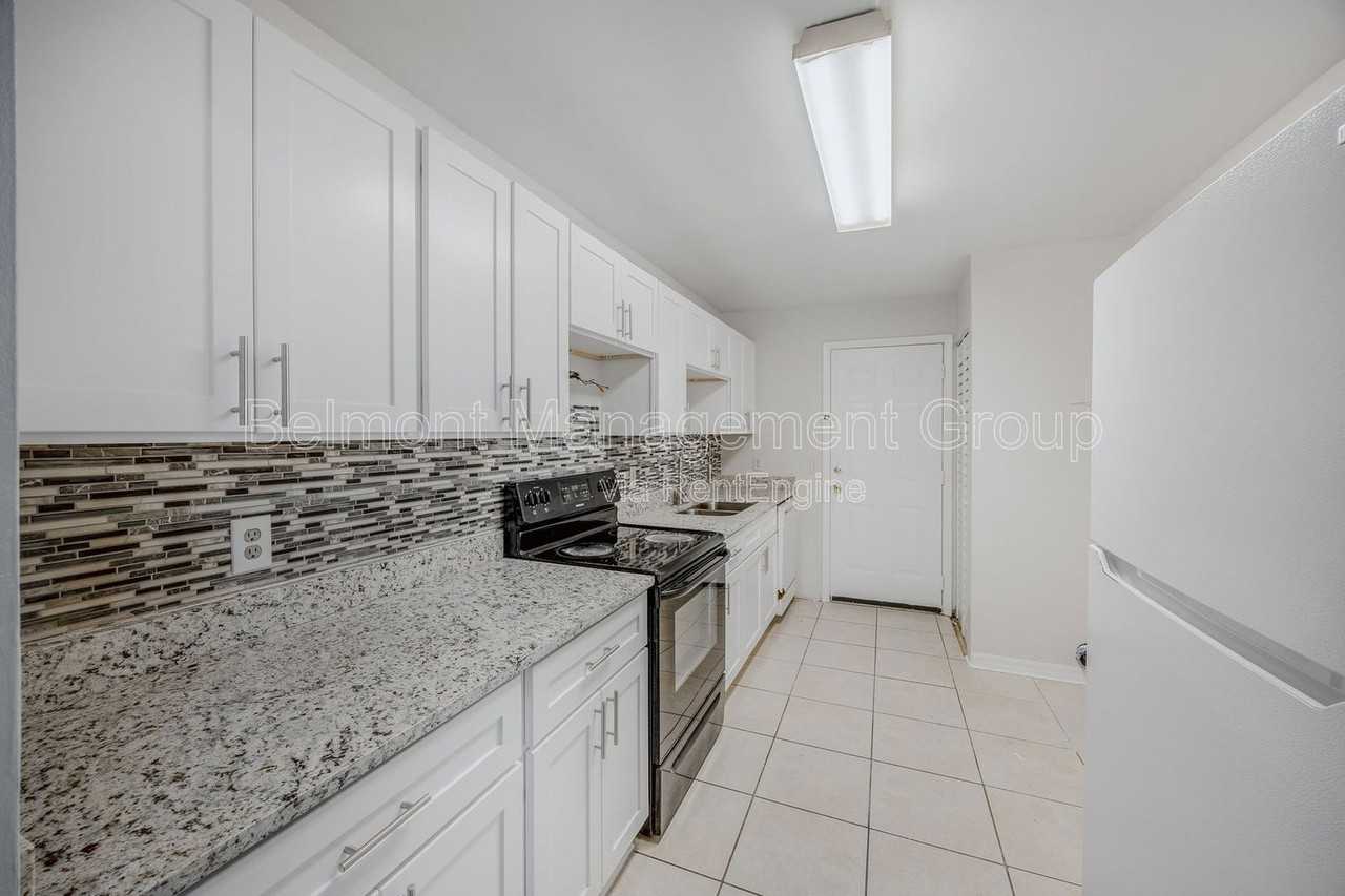 605 Northlake Blvd #31 - Photo 5 of 11