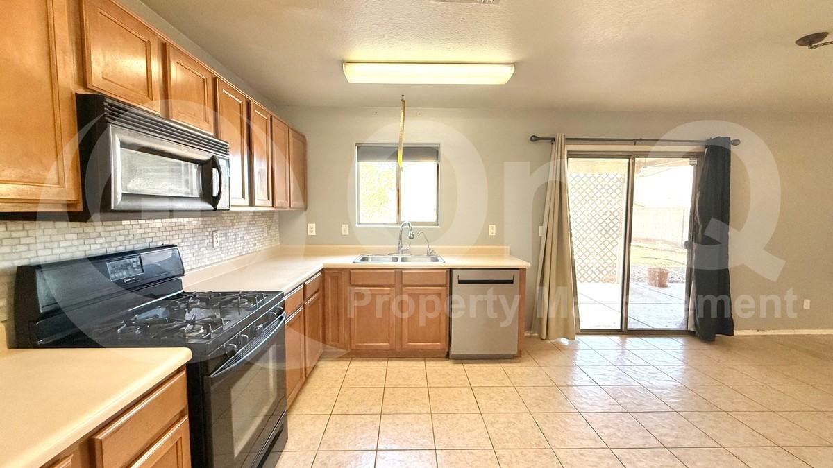 1678 E Silktassel Trl - Photo 6 of 26