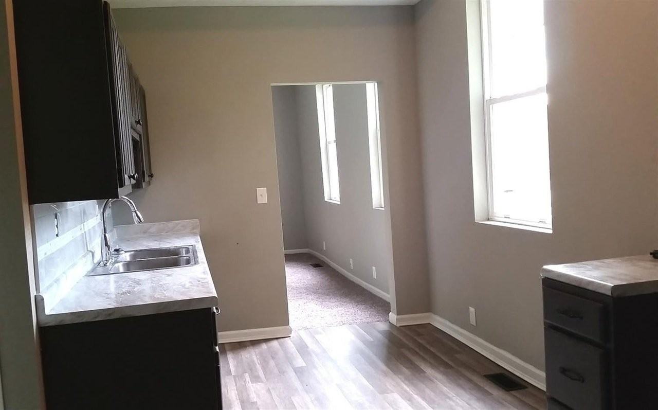 1105 Carson Avenue - Photo 4 of 13