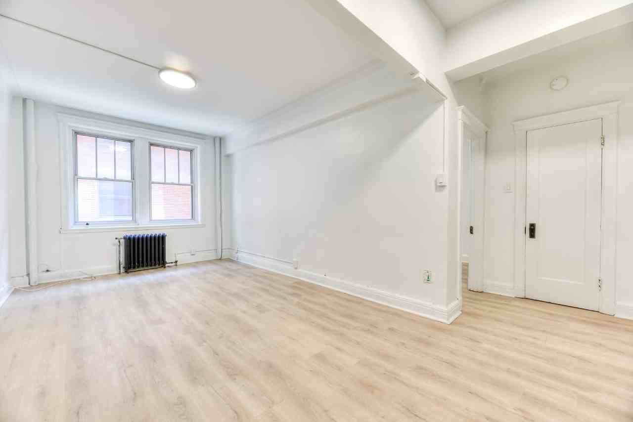 200 Avenue Kensington #22 - Photo 2 of 11