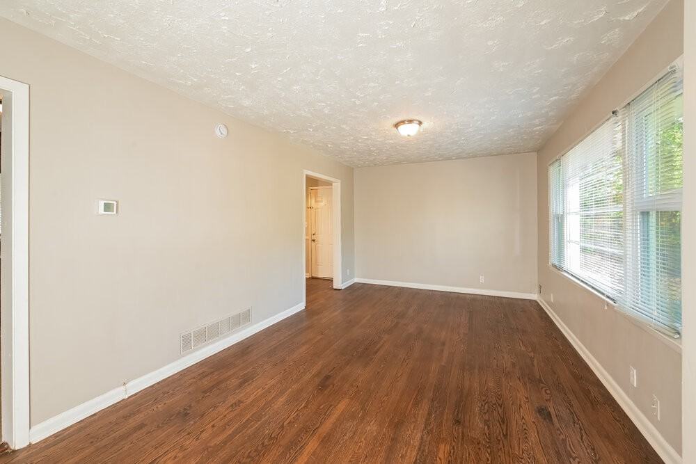 2407 Oakridge Ct - Photo 5 of 18