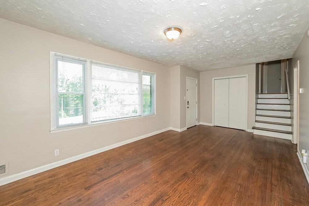 2407 Oakridge Ct - Photo 6 of 18