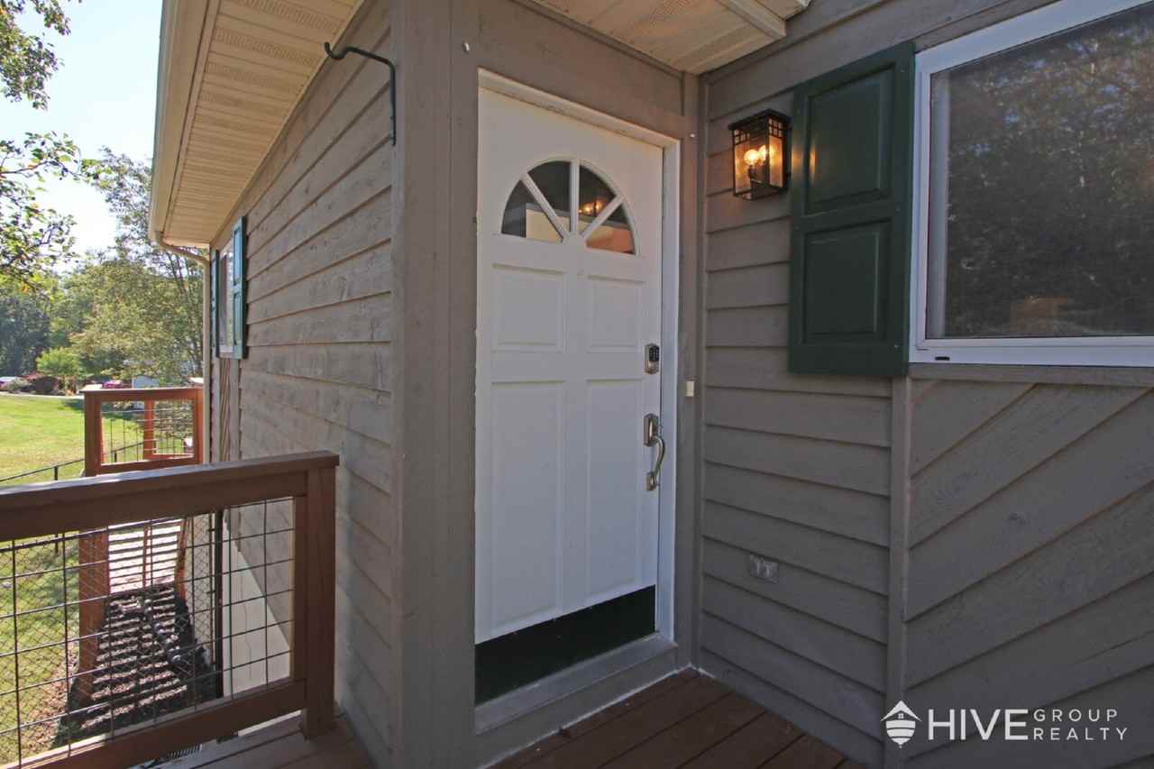 1041 Oak View Ct - Photo 2 of 27