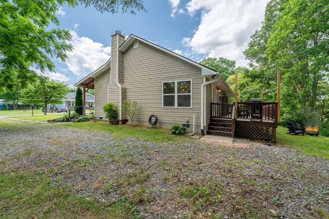 33 Summit Ave - Photo 4 of 47