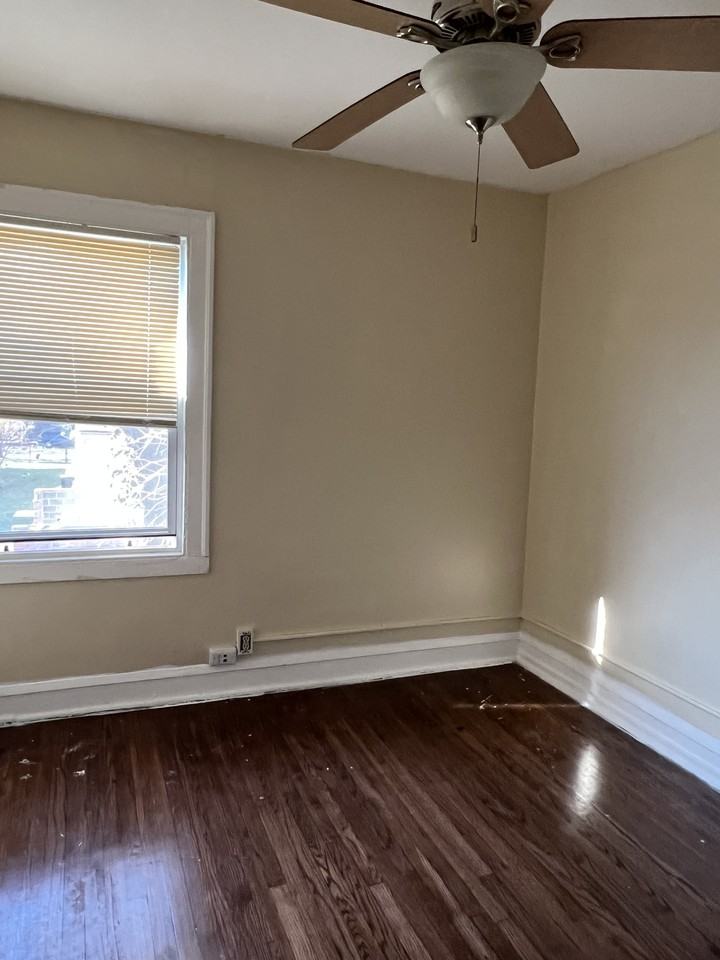 7226 S Champlain Ave #1 - Photo 3 of 8