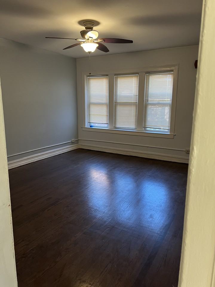 7226 S Champlain Ave #1 - Photo 5 of 8