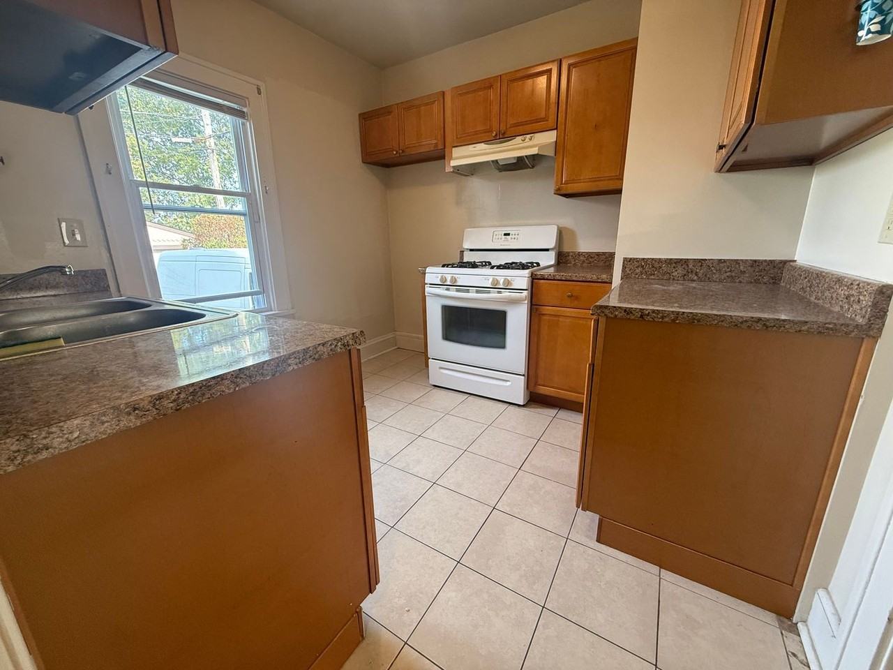 22101 Wilmore Ave - Photo 3 of 21