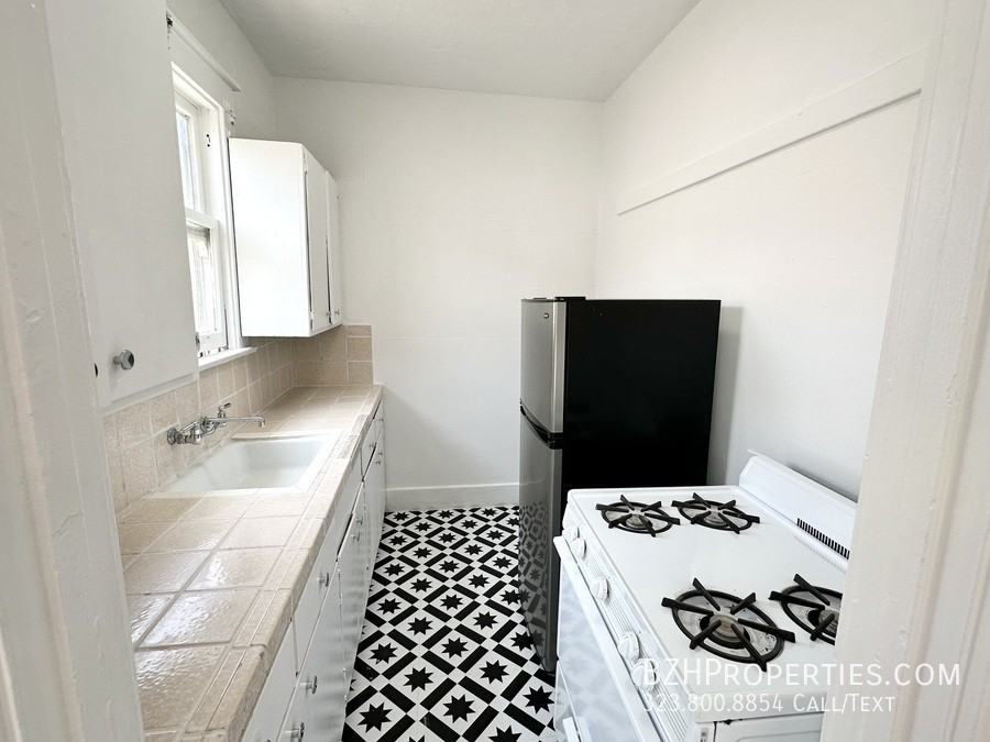 516 S Rampart Blvd #12 - Photo 2 of 10