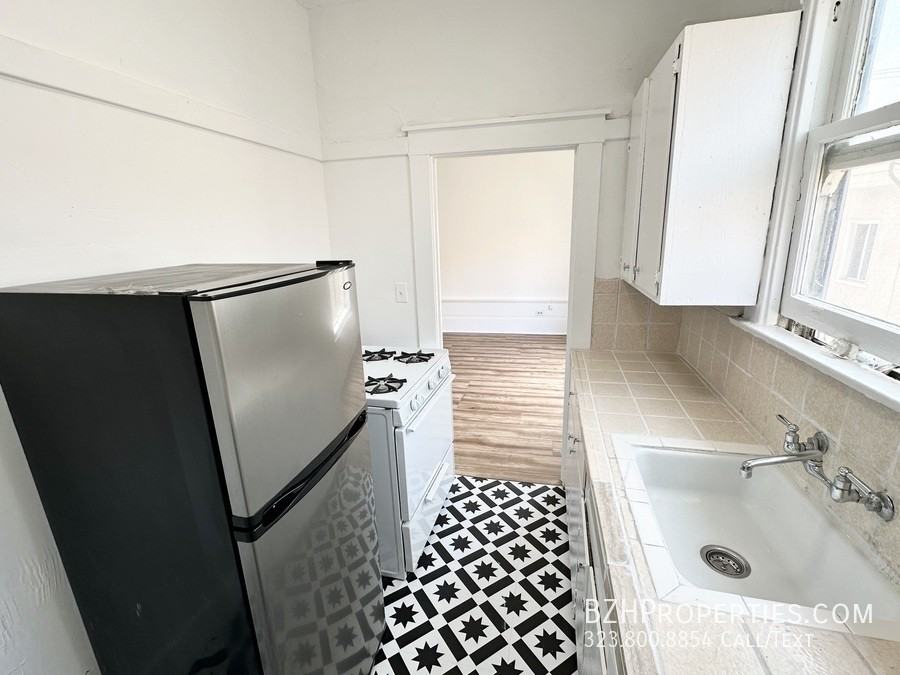 516 S Rampart Blvd #12 - Photo 4 of 10