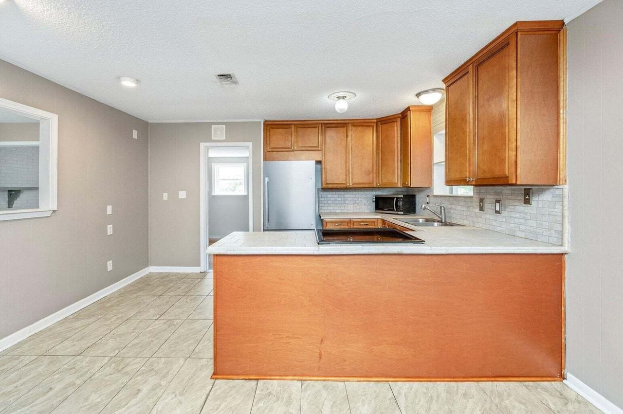 110 Green Dr - Photo 4 of 41