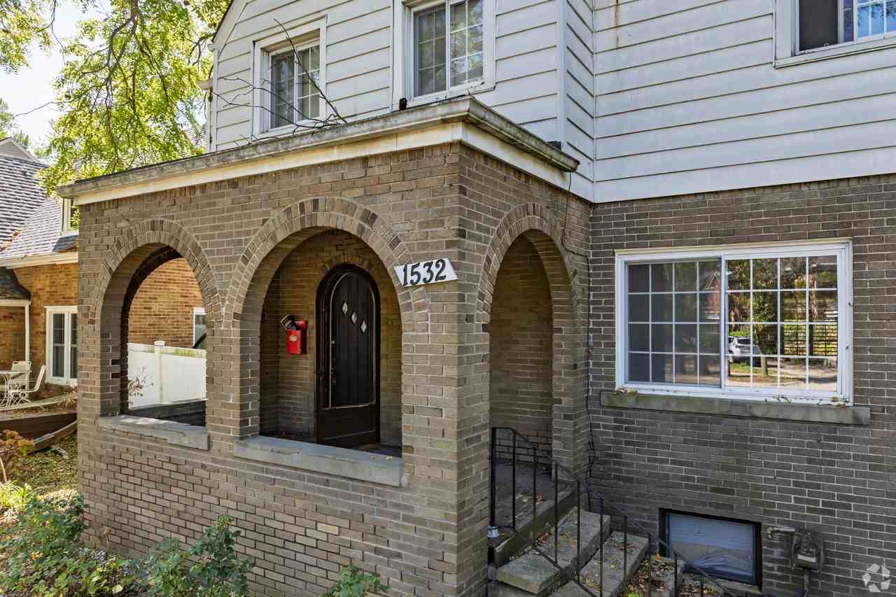 1532 Packard St - Photo 4 of 19