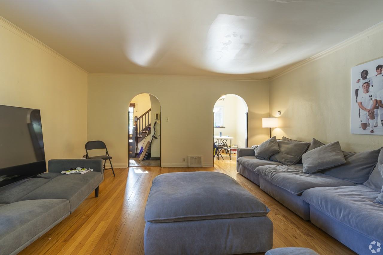 1532 Packard St - Photo 7 of 19