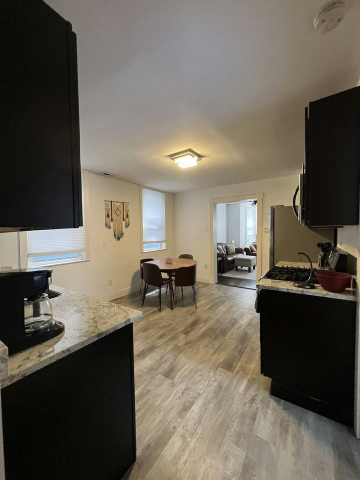 1916 North Rockwell Street, Unit 1 - Photo 3 of 11