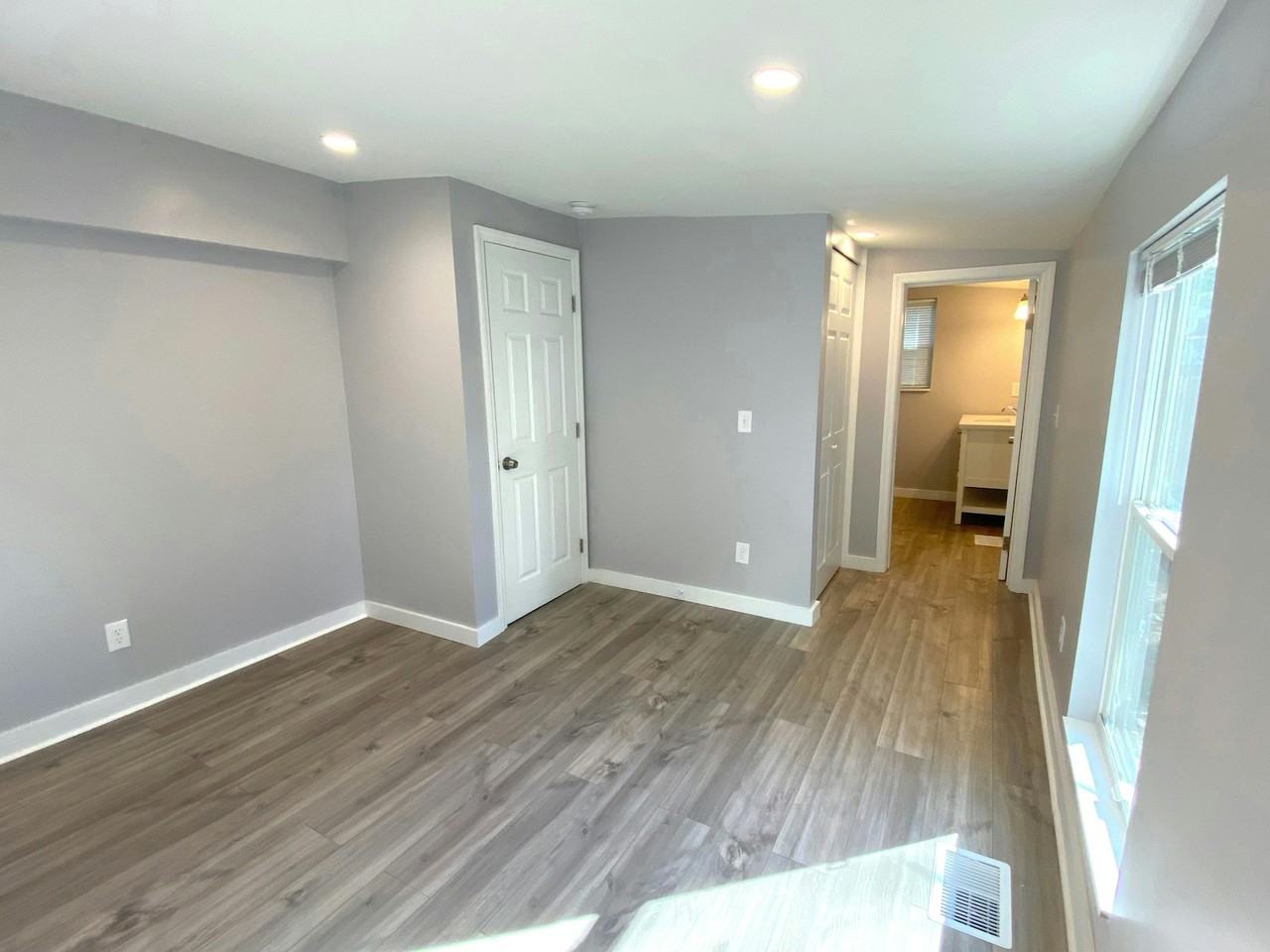 103 West 54th Street - Photo 7 of 8