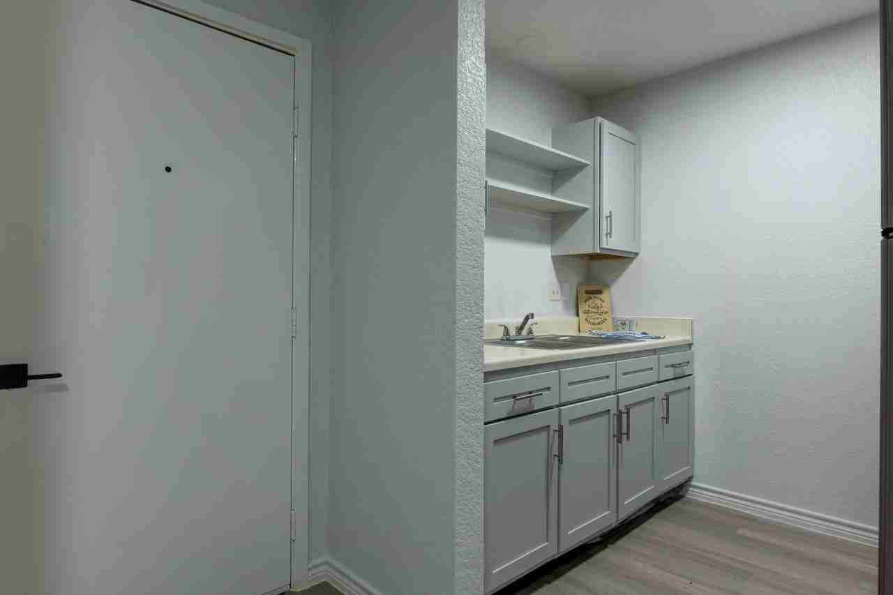 264 Loma Vista St, New Braunfels, TX 78130 - Photo 3 of 50