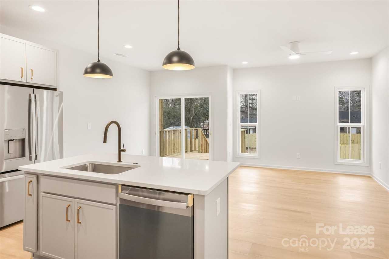 2718 Mayfair Avenue - Photo 7 of 17