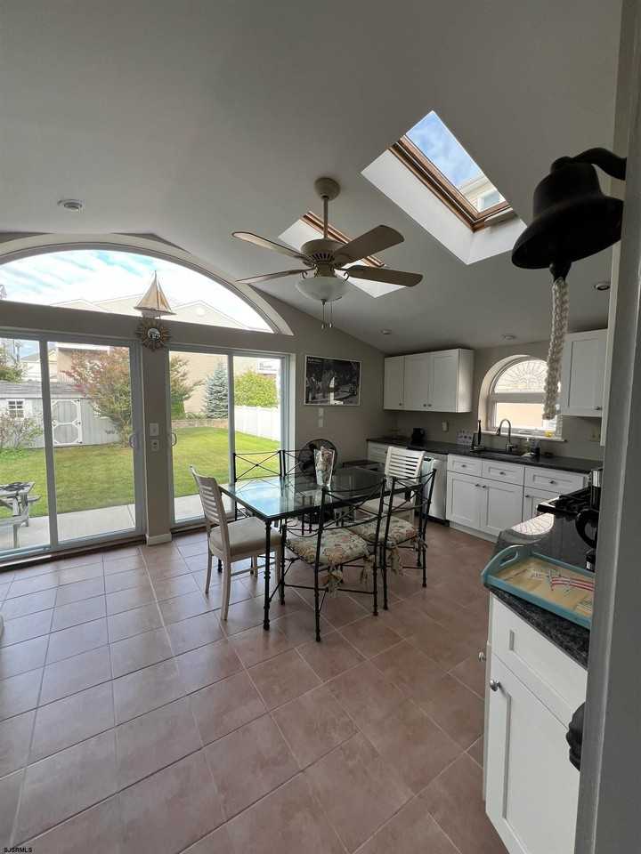 111 N Monroe Ave - Photo 4 of 16