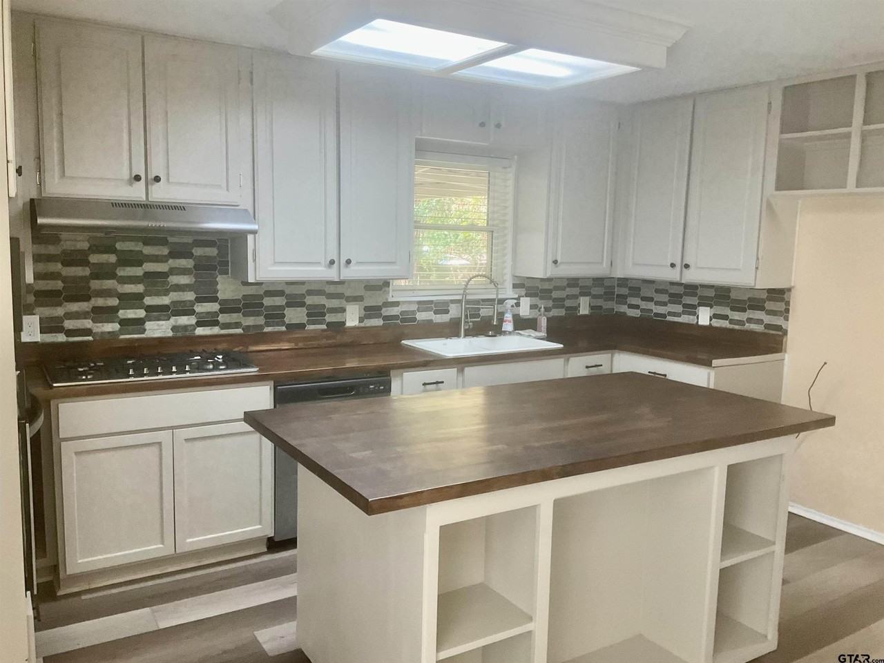 811 S Mahon Ave - Photo 2 of 20