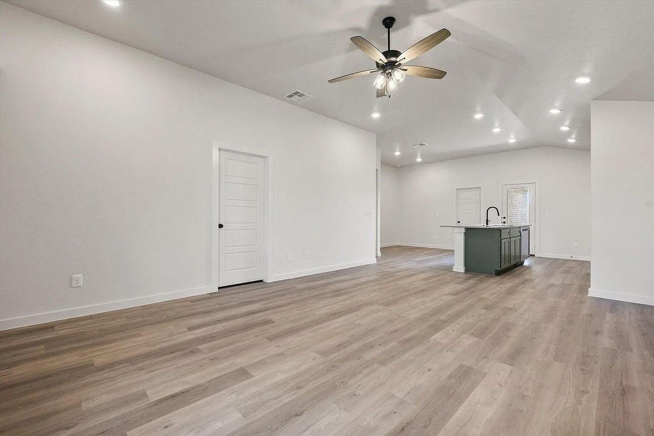 7215 8th St - Photo 3 of 21