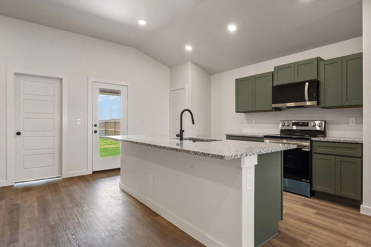 7215 8th St - Photo 7 of 21