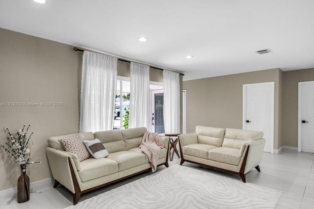 1540 Se 23rd Ave - Photo 3 of 27