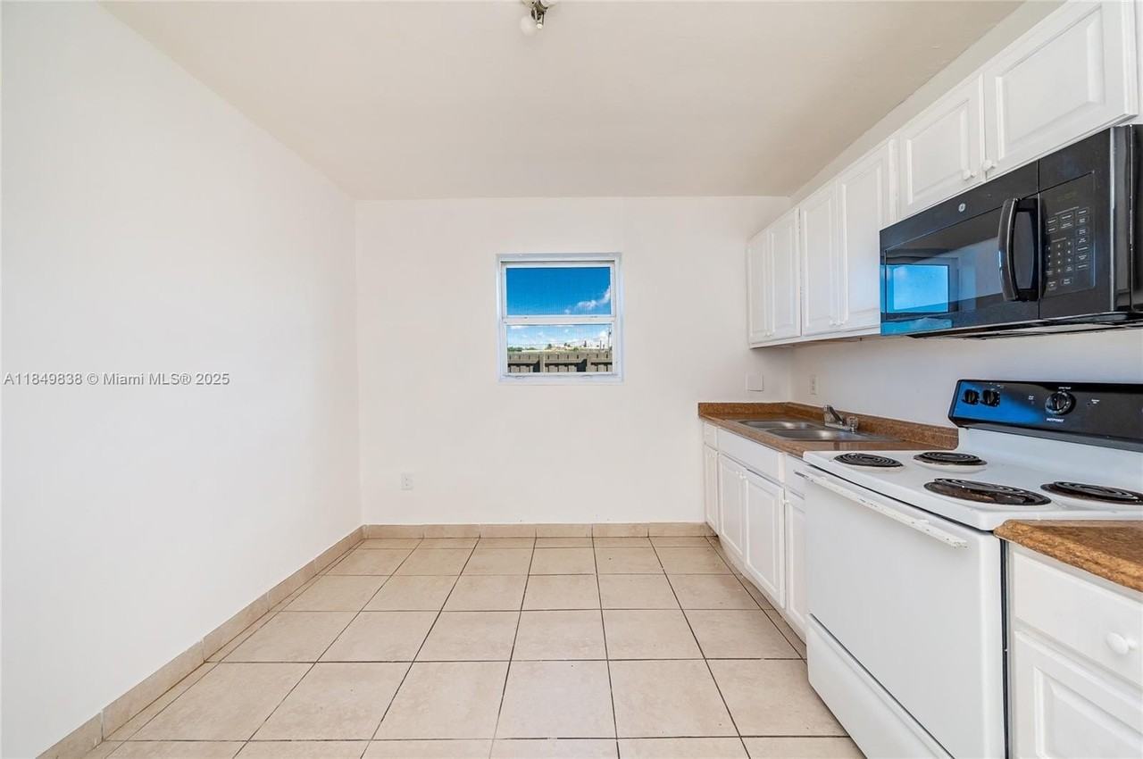 520 Sw Krome Ter #1 - Photo 4 of 27