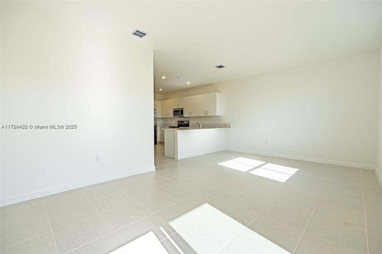 2510 Se 29th St - Photo 5 of 8