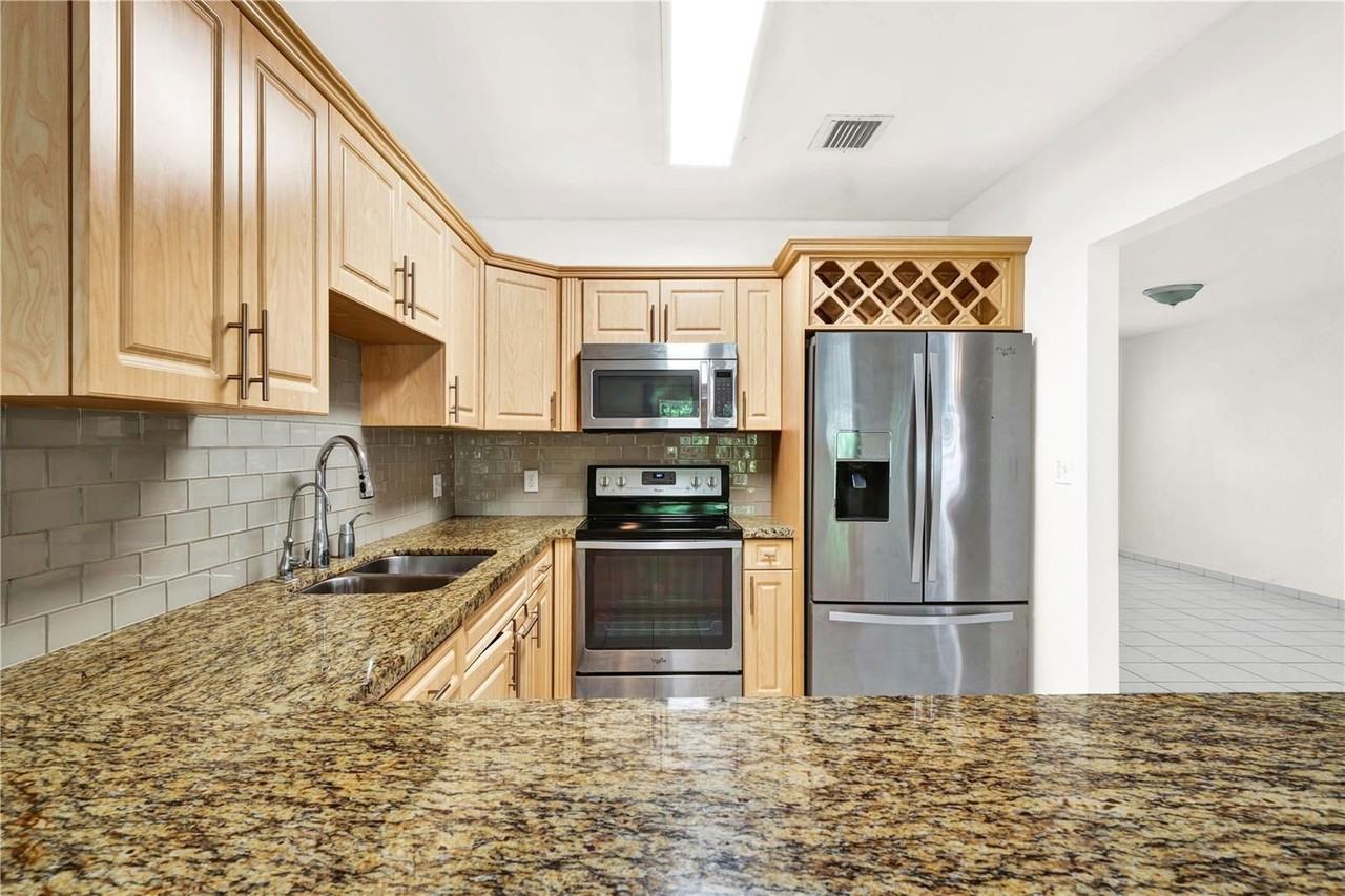 7435 Sw 34th St - Photo 5 of 8