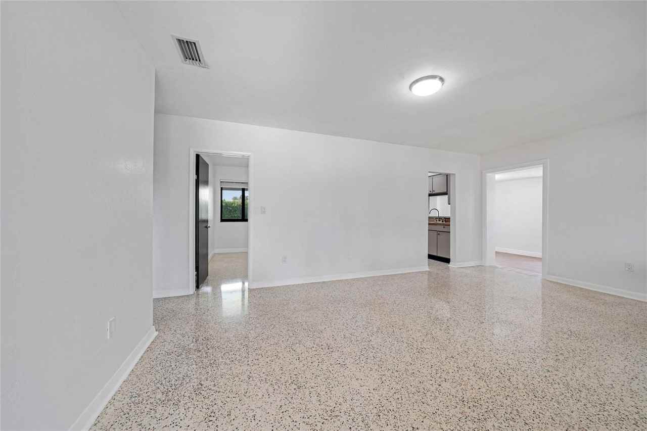 Se 9th Ct - Photo 3 of 8