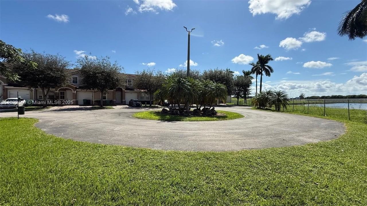 13810 Sw 276th St #13810 - Photo 3 of 38