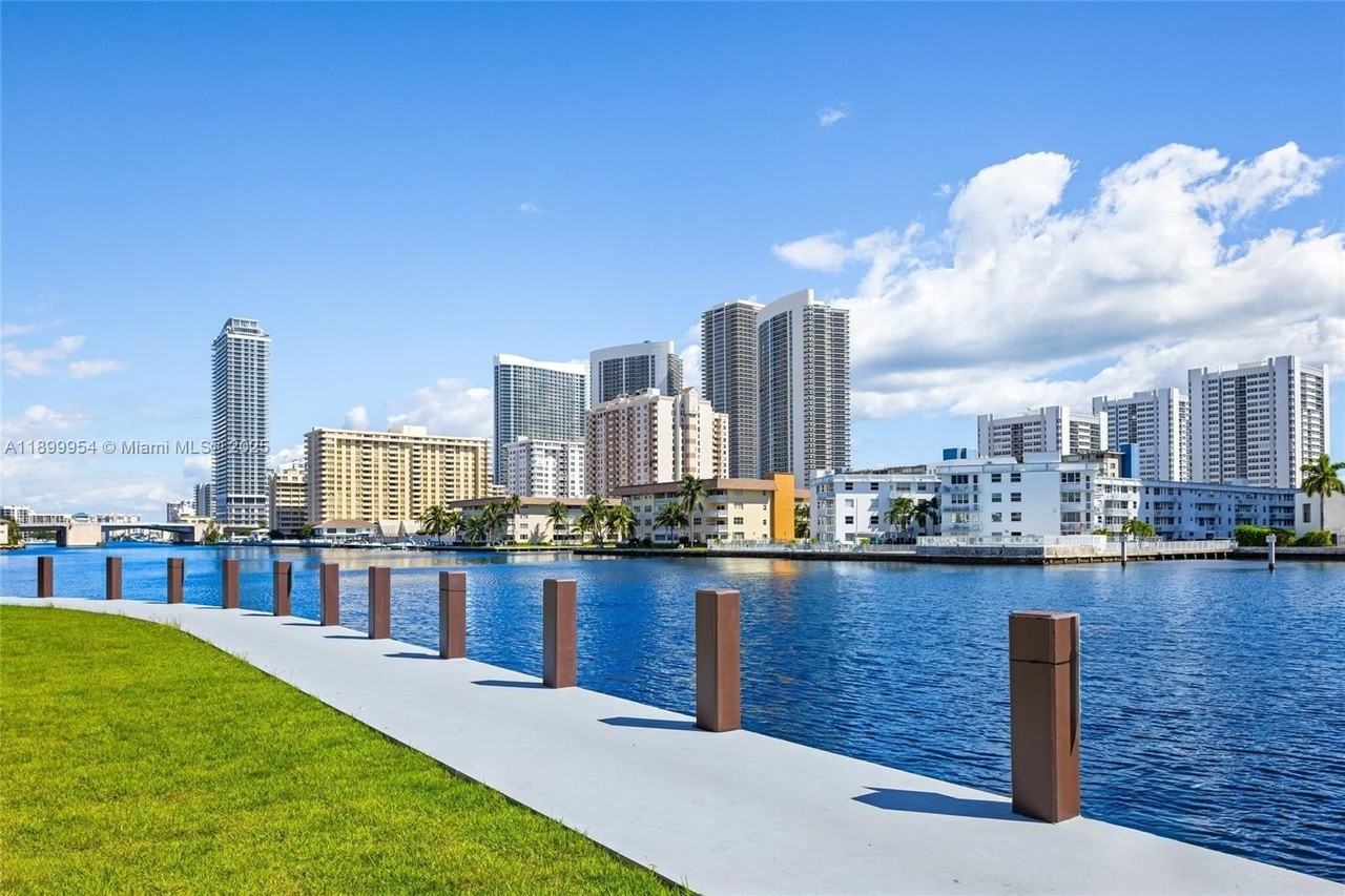 503 Palm Dr - Photo 4 of 16