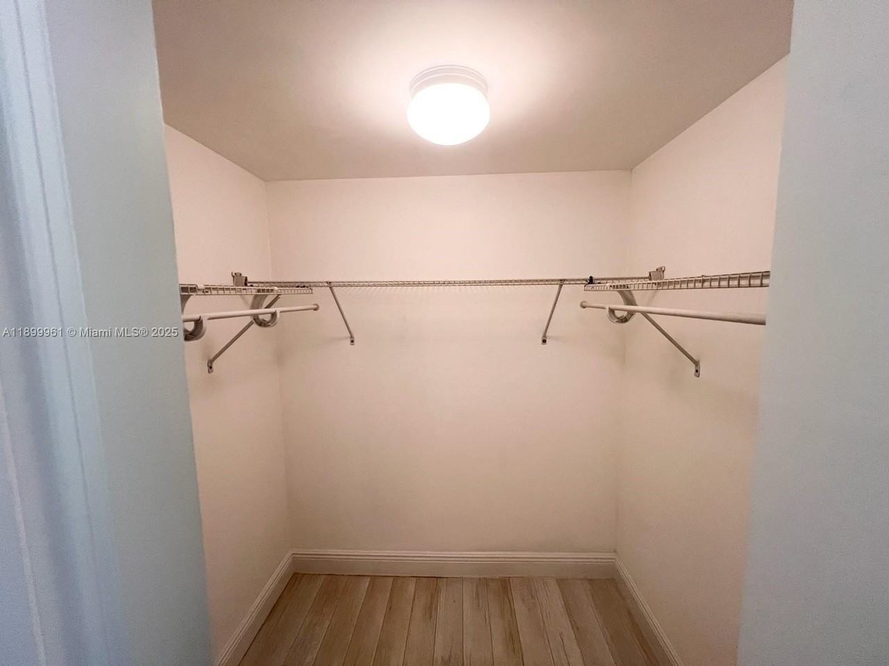 5510 Lakewood Cir N #522 - Photo 6 of 8