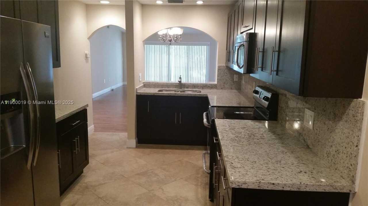 11071 Sw 11th Pl #124 - Photo 3 of 18