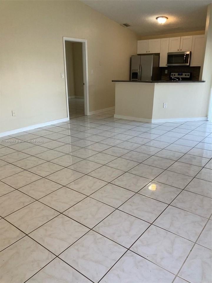 1901 San Remo Cir #1901 - Photo 4 of 11