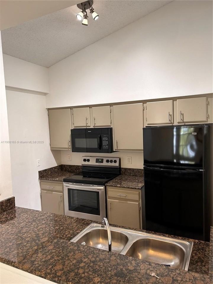 2841 N Oakland Forest Dr #211 - Photo 4 of 24