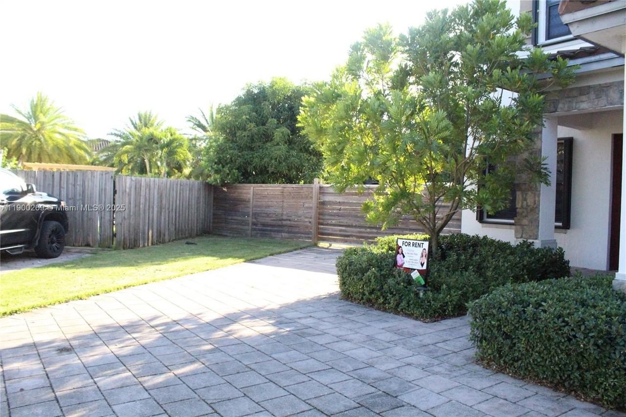 25096 Sw 118th Ave #25096 - Photo 2 of 50