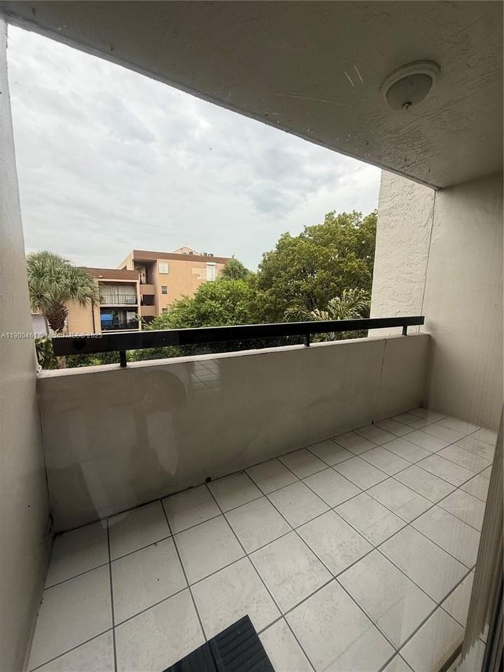 802 Nw 87th Ave #319 - Photo 7 of 21