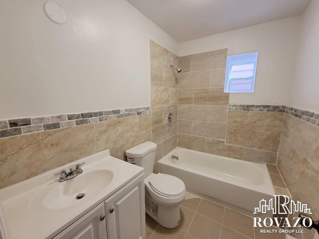 959 Grove St #1R2R - Photo 2 of 8