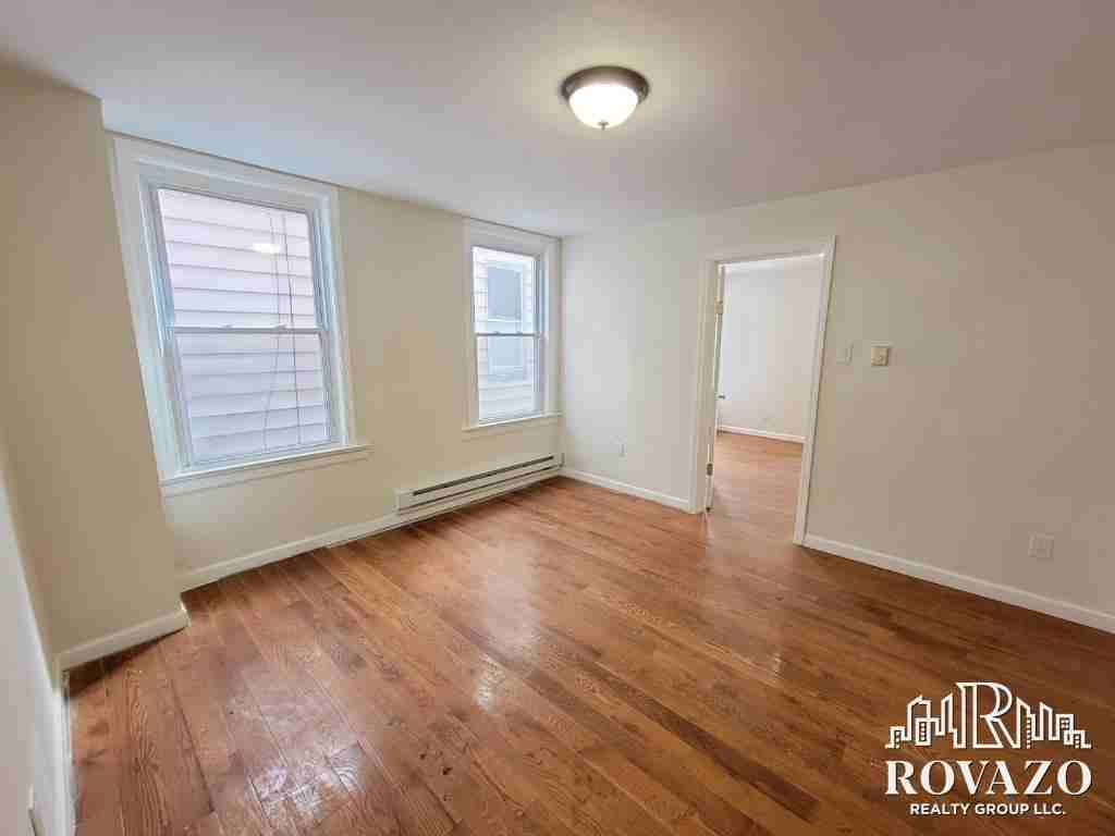 959 Grove St #1R2R - Photo 5 of 8